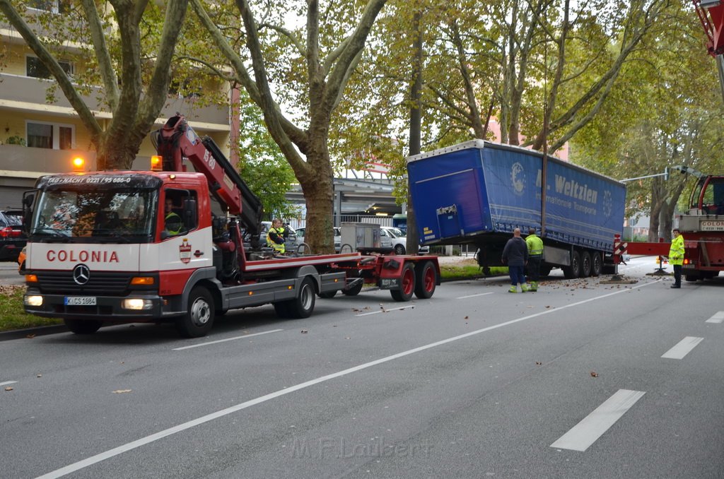 LKW verliert Auflieger Koeln Boltensternstr Pasteurstr P1975.JPG